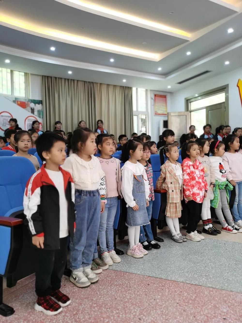 　　红领巾相约中国梦——船山英文小学部举行少先队入队仪式