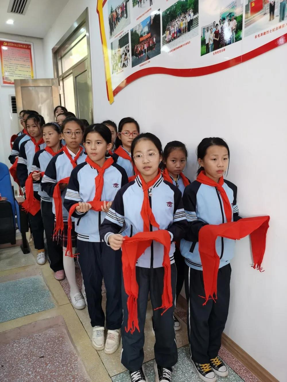 　　红领巾相约中国梦——船山英文小学部举行少先队入队仪式