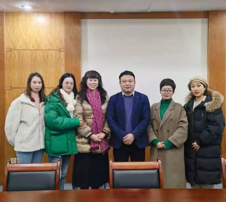 凝心聚智促发展，英语特色显蓝图 ﻿—“如何打造校园英语特色”主题座谈会