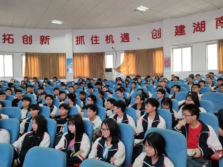 教你秘诀，让高考作文突破50分——衡阳市教科院陈寿林副院长来我校讲学