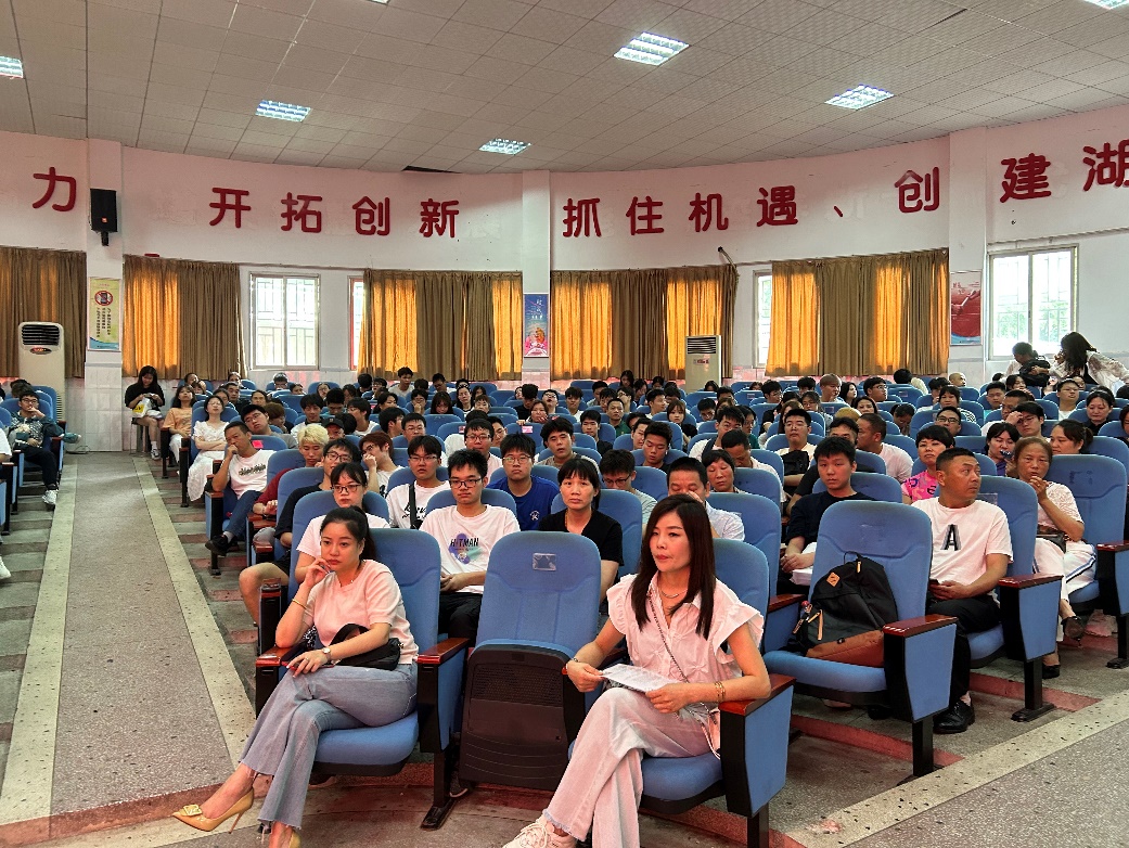 专家引领，精准选择 ——衡阳市船山英文学校举行2023届高三志愿填报专题讲座