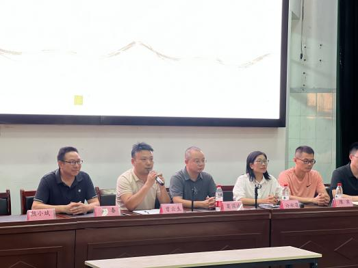 相约船英沃土 携手共助成长 ——衡阳市船山英文学校召开高一年级家长会