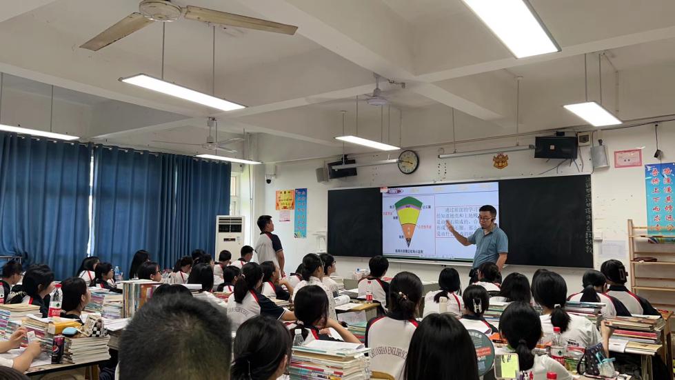 双向互动趣味显，四步教学效益高——衡阳市船山英文学校开展“2+4”（双向四步）高效课堂教学模式示范课活动